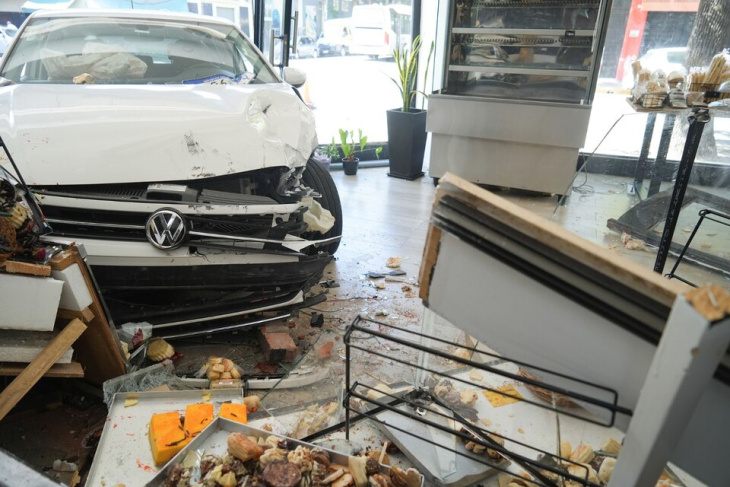un auto se incrustó en una panadería