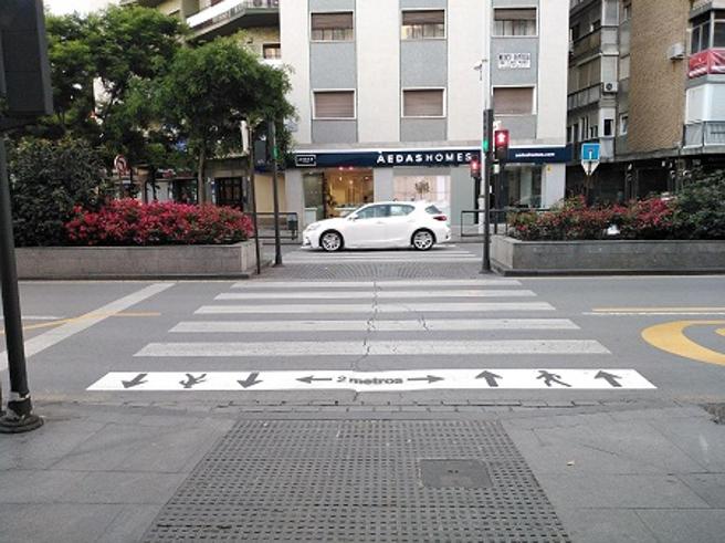 qué significa esta señal amarilla pintada sobre el asfalto