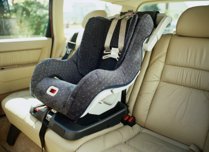 la ocu lanza una seria advertencia por las sillas de bebé en los coches