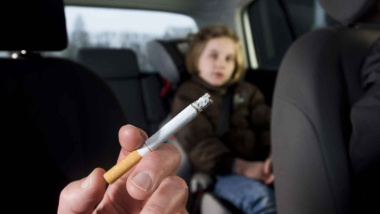 ¿Adiós a fumar dentro del coche? El Ministerio de Sanidad pone el debate del tabaco en espacios privados sobre la mesa