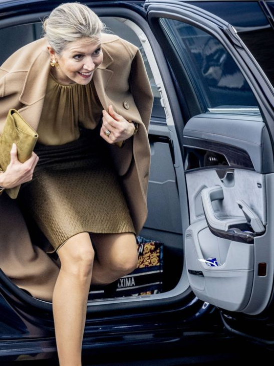 ¿Qué lleva la reina Máxima de Holanda en su coche? Un bolso personalizado, unos caramelos y más