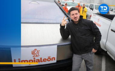 Samuel García llega a evento a bordo de una Cybertruck de Tesla