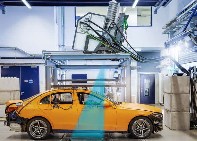 mercedes-benz utiliza rayos x en las pruebas de choque de sus vehículos