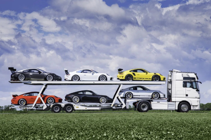a la venta un camión de transporte con una impresionante colección de seis porsche 911 gt3 sin usar