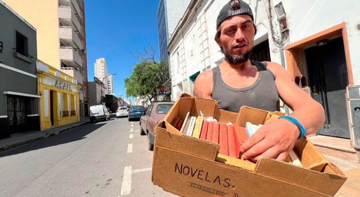 córdoba: un naranjita vende libros en la calle para subsistir