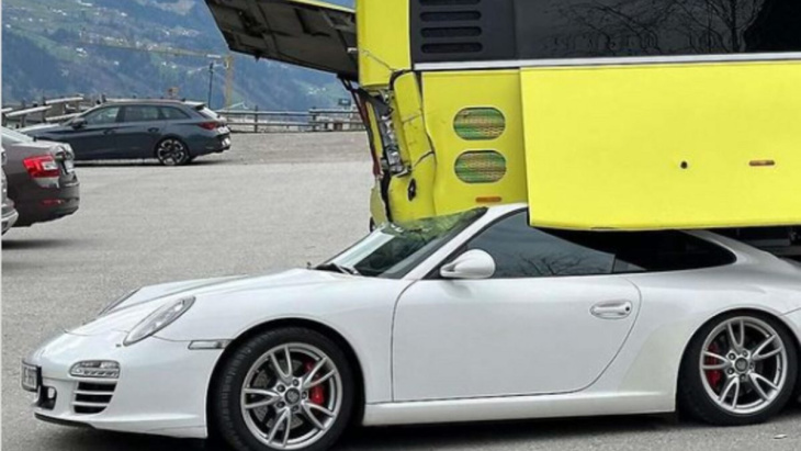 Un autobús acaba ‘aparcado’ encima de un Porsche: cómo evitar que un coche se desplace sin control