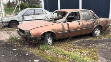 Este concesionario Peugeot abandonado tiene decenas de coches pudriéndose