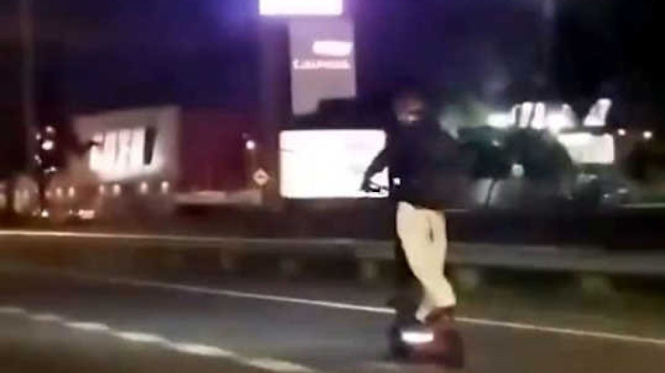 video: manejó un monopatín eléctrico por la autopista panamericana de noche y esquivando autos
