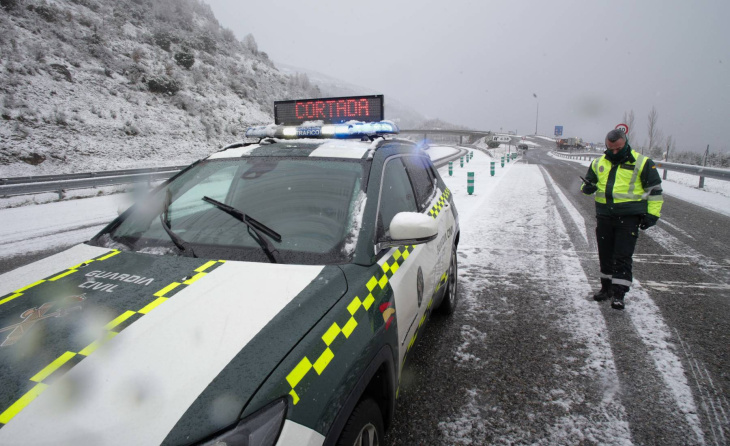 conducir con nieve: la dgt aclara qué significa el color verde en la carretera