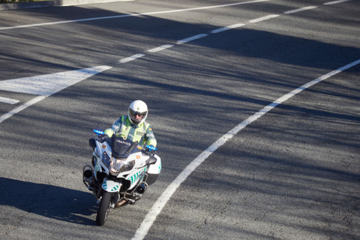 la dgt confirma que en verano habrá motos camufladas patrullando por las carreteras