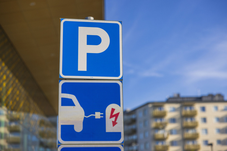 pago con tarjeta obligatorio en los cargadores: europa pone fin al caos de aplicaciones para recargar el coche eléctrico