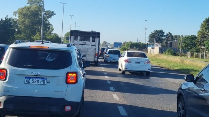 caos en las autopistas: largas colas en los peajes ante el éxodo masivo por el finde de semana largo