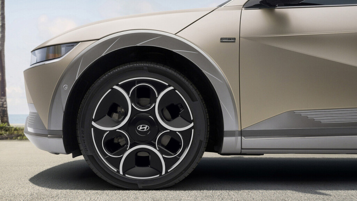 los neumáticos en un coche eléctrico son más caros y duran 10.000 km menos que en un gasolina, pero muchos de los compradores no lo sabían, según un estudio. y esto es un problema