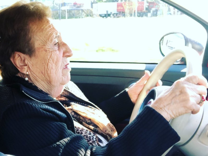 iaia angeleta, la instagramer de 93 años que conduce a diario: “el día que no me renueven el carnet de coche me compraré una moto”