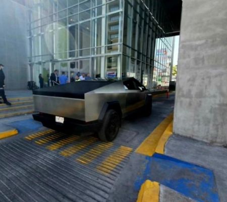 Samuel García estaciona su Cybertruck en rampa para discapacitados del ISSSTELEON (Video)