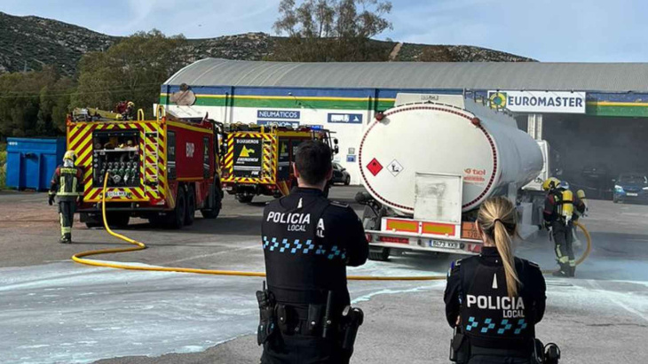 los bomberos impiden en puertollano que arda un camión cargado de gasolina