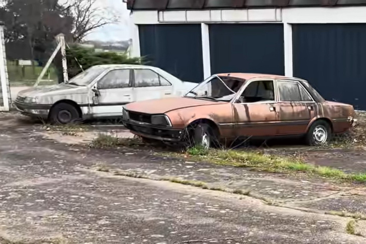 Encuentra un concesionario Peugeot abandonado con varios coches de los 90 y 80