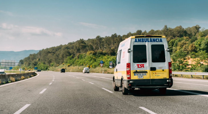 la guardia civil explica cómo dar paso a una ambulancia dependiendo del tipo de carretera