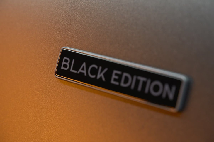 bentley tiñe su logo de negro por primera vez en 105 años