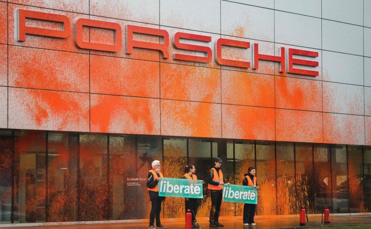 activistas climáticos rocían concesionario porsche con pintura naranja en suiza