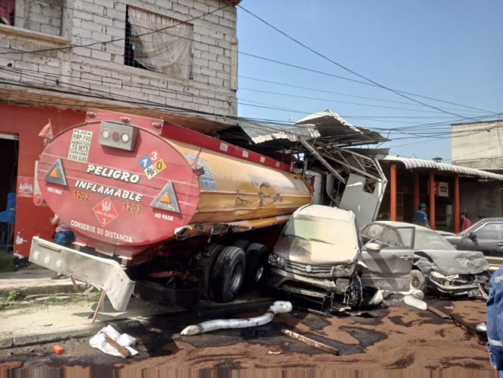 tanquero con combustible se impactó contra una vivienda en la vía a daule, norte de guayaquil