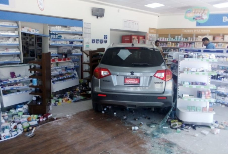 camioneta se estrella contra sucursal de farmacias del ahorro en la paz, bcs