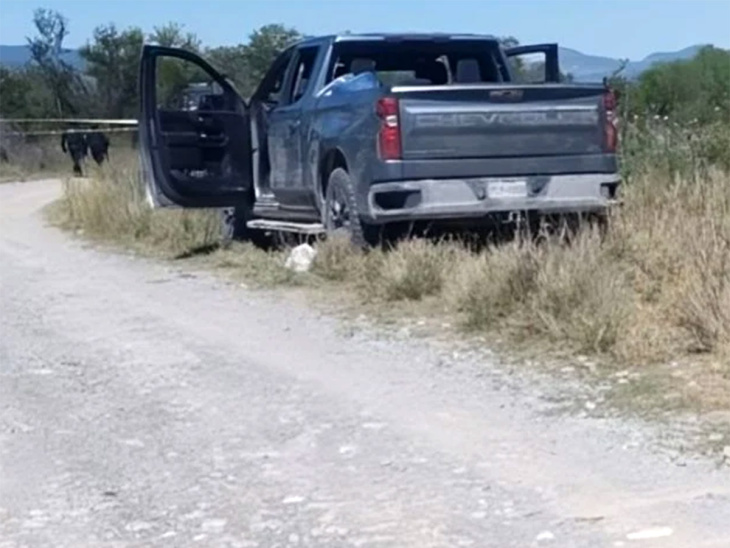 hallan tres cadáveres con cinta gris en la cabeza al interior de una camioneta abandonada