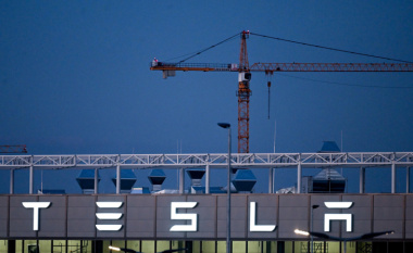 Tesla anuncia a sus empleados que reducirá su plantilla global más de 10 %, según medios