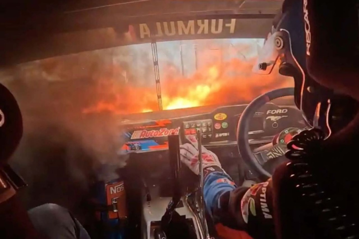 vídeo: escalofriantes imágenes onboard del momento en el que se inicia un feroz incendio en un mustang de formula drift