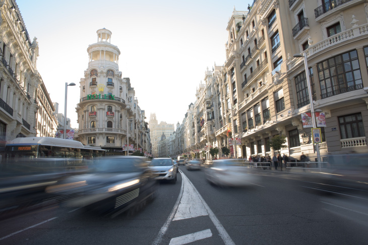 el ayuntamiento de madrid prepara ayudas para cambiar de coche: prioriza a los eléctricos