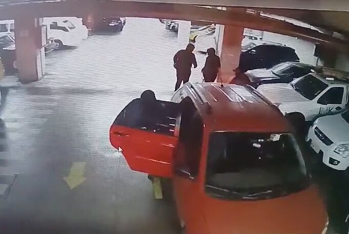 video: así fue como delincuentes se robaron vehículos del interior de un parqueadero de un mercado del norte de quito
