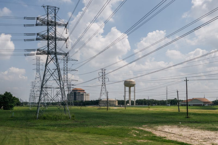 una línea de transmisión de 300 millas podría ayudar a descarbonizar el sureste. las empresas eléctricas quieren detenerla