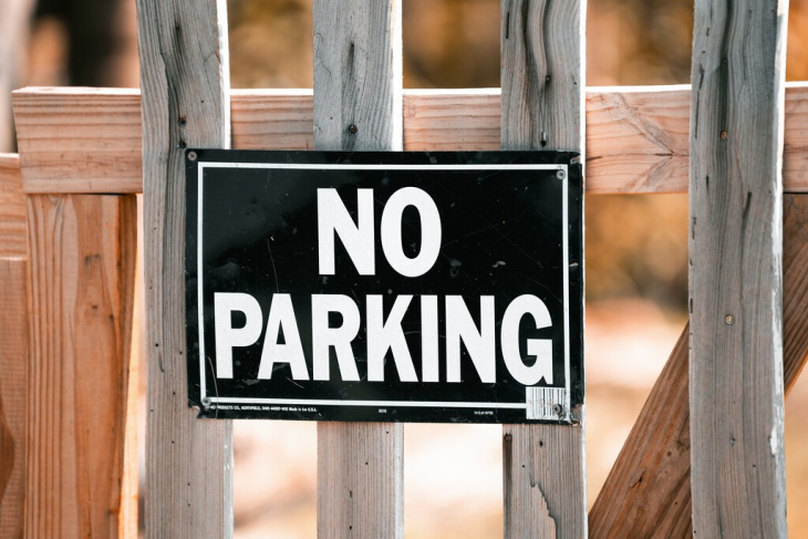si eres de los que aparcan de cualquier manera, ojo: con una app tu vecino puede ser un chivato, calzarte una multa y llevarse propina