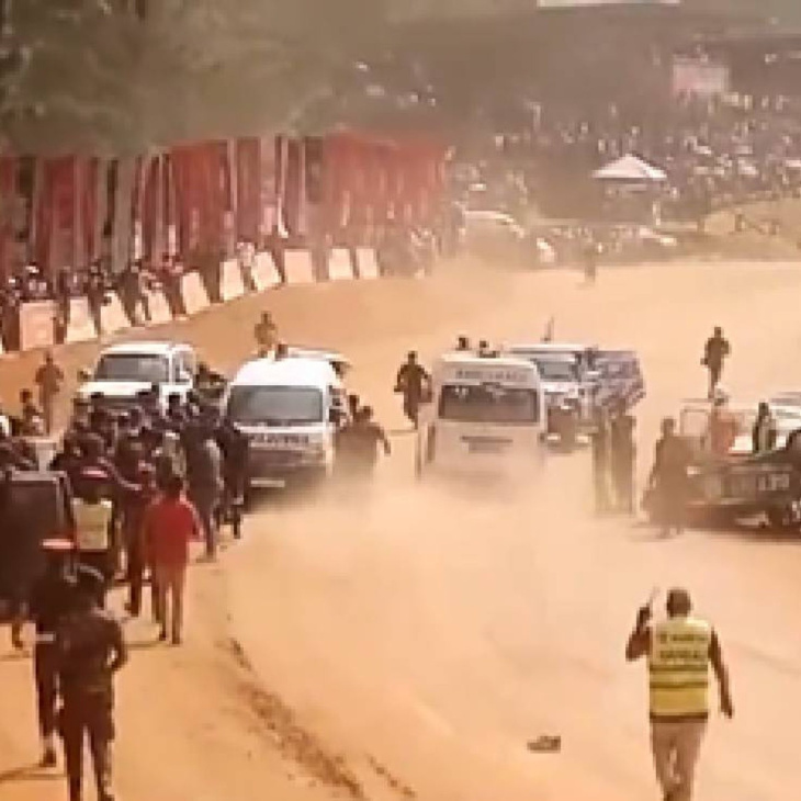 auto de rally se estrella contra el publico y mueren 7 personas, incluida una niña| video