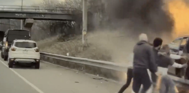 video: ¡héroes sin capa! rescatan a hombre que quedó atrapado en su auto en llamas