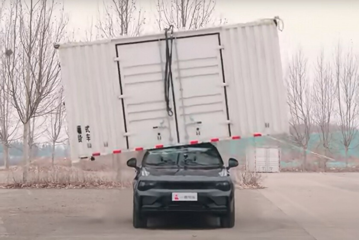 En el Top Gear chino intentan destruir de todas las maneras posibles este SUV híbrido. Aguanta como un todoterreno de los 90