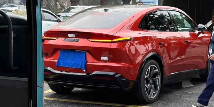 el primer coche eléctrico de la nueva marca onvo, de nio, es cazado sin camuflaje