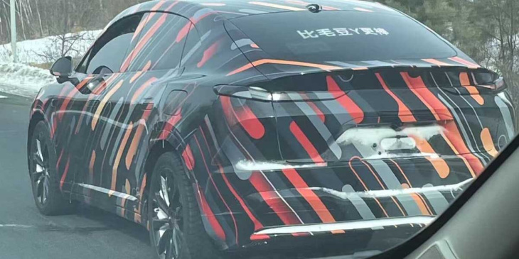 el primer coche eléctrico de la nueva marca onvo, de nio, es cazado sin camuflaje