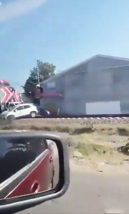 video: mujer no logra ganarle el paso al tren con su auto ¡este fue el resultado!