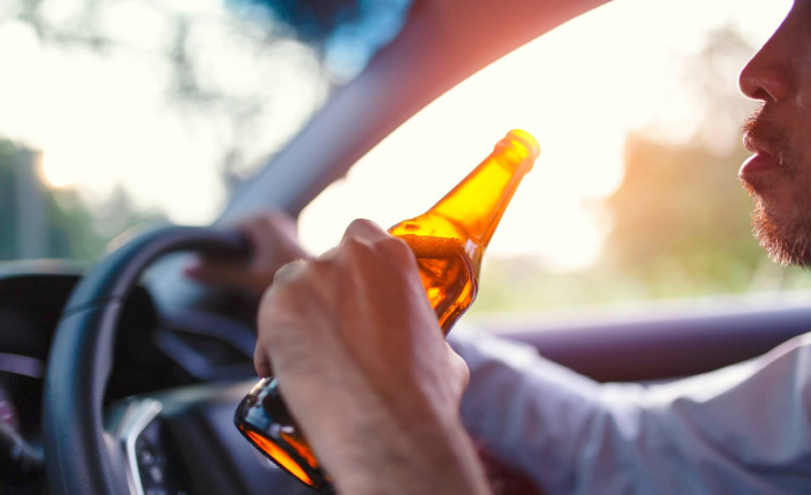 síndrome de la autocervecería: un hombre se libra de una multa tras conducir bajo los efectos del alcohol