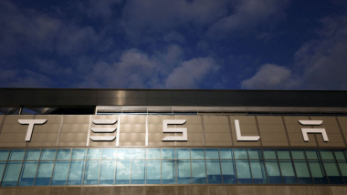 Tesla se dispara en bolsa tras anunciar que fabricará autos más baratos