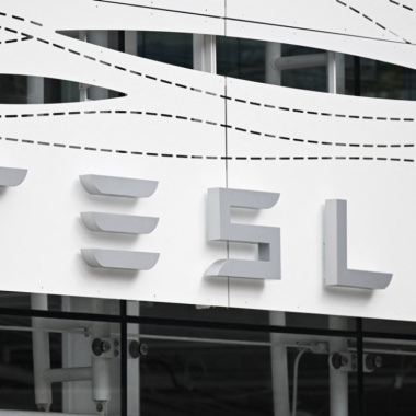 Acciones de Tesla se disparan en Wall Street tras anuncio de fabricación de autos más baratos