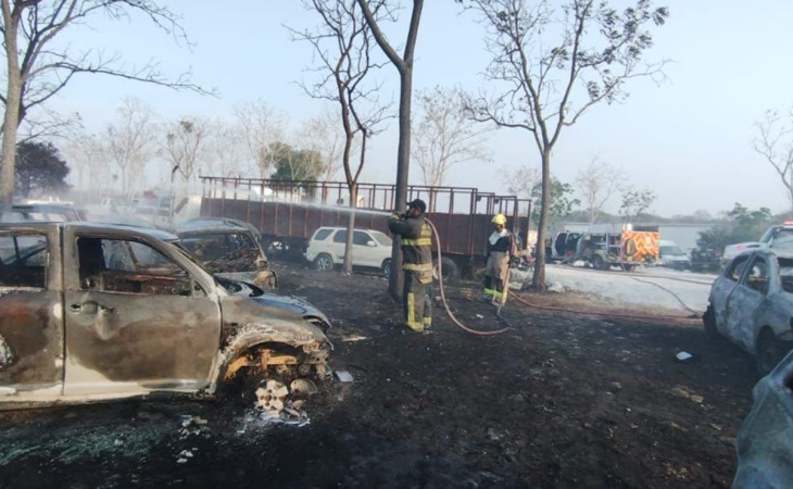 incendio consume más de 300 autos en corralón en veracruz