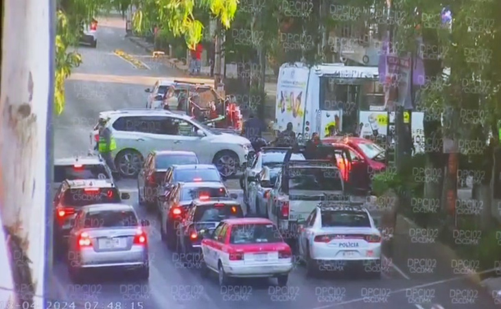 choca auto contra transporte público en colonia roma norte; hay varios lesionados