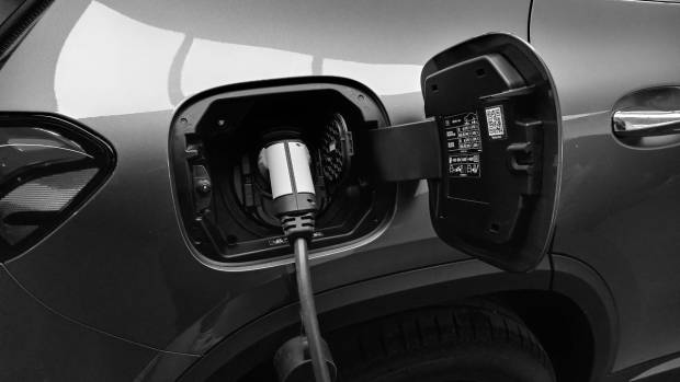 las ventas mundiales de coches eléctricos alcanzarán los 17 millones de unidades en 2024, según la aie