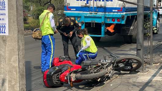 motociclista muere al chocar con camión de lácteos en lateral de periférico sur