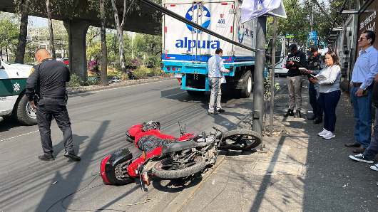 motociclista muere al chocar con camión de lácteos en lateral de periférico sur