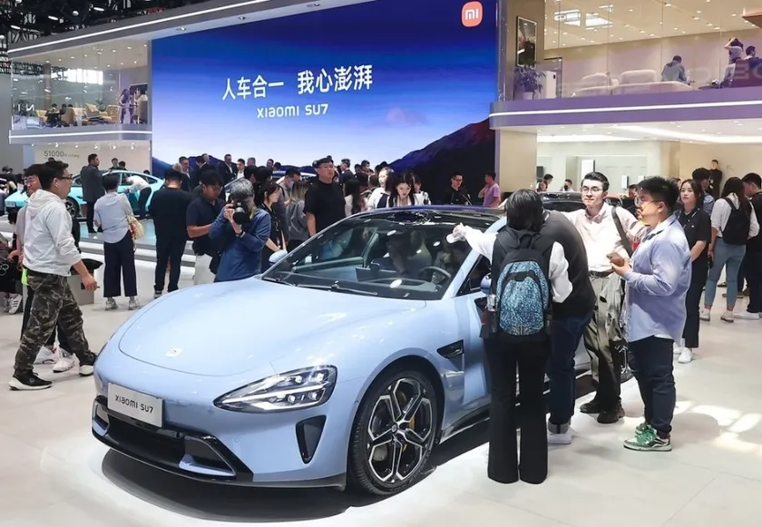 El coche eléctrico de Xiaomi desata la locura en el Salón del Automóvil de China, con largas cola para poder verlo en persona