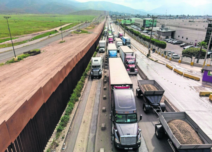 varados, más de 2 mil camiones en frontera con texas