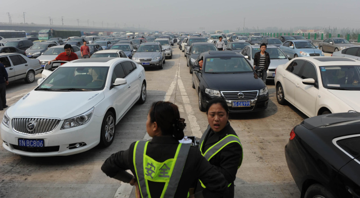 el atasco más grande del mundo: miles de coches, más de 100 kilómetros y 10 días de espera